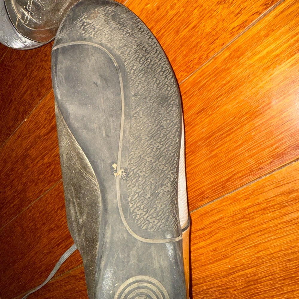 Gucci Silver Sneakers with Streamlined Design - Picture 4 of 8